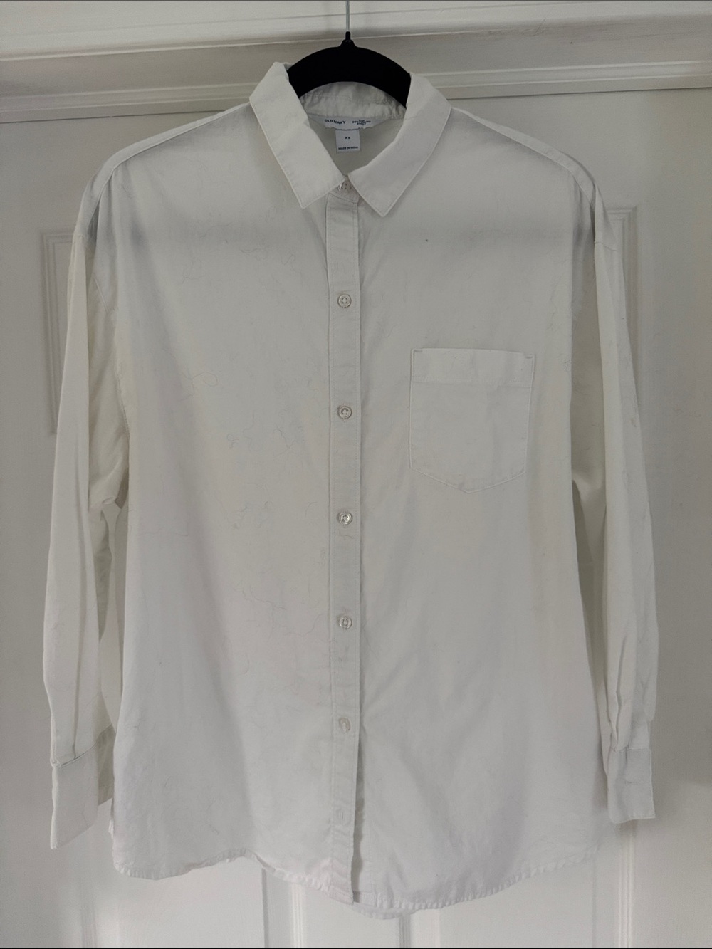 Old Navy “the boyfriend shirt” long sleeved collar shirt in white.